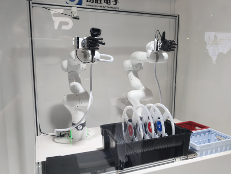 直击WAIC|均胜电子展台巨型机器人头部吸睛，灵巧手、机器人头部总成等集中亮相
